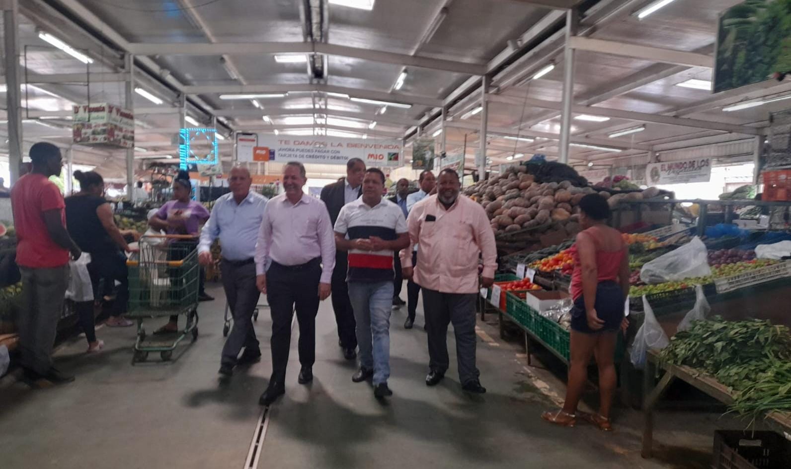 Director Promipyme realiza recorrido Merca Santo Domingo